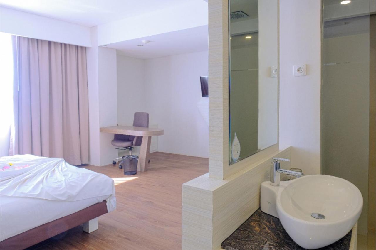 Royal Bay Hotel Makassar Buitenkant foto