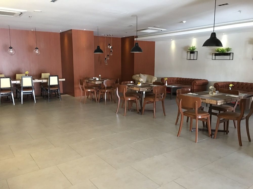 Royal Bay Hotel Makassar Buitenkant foto