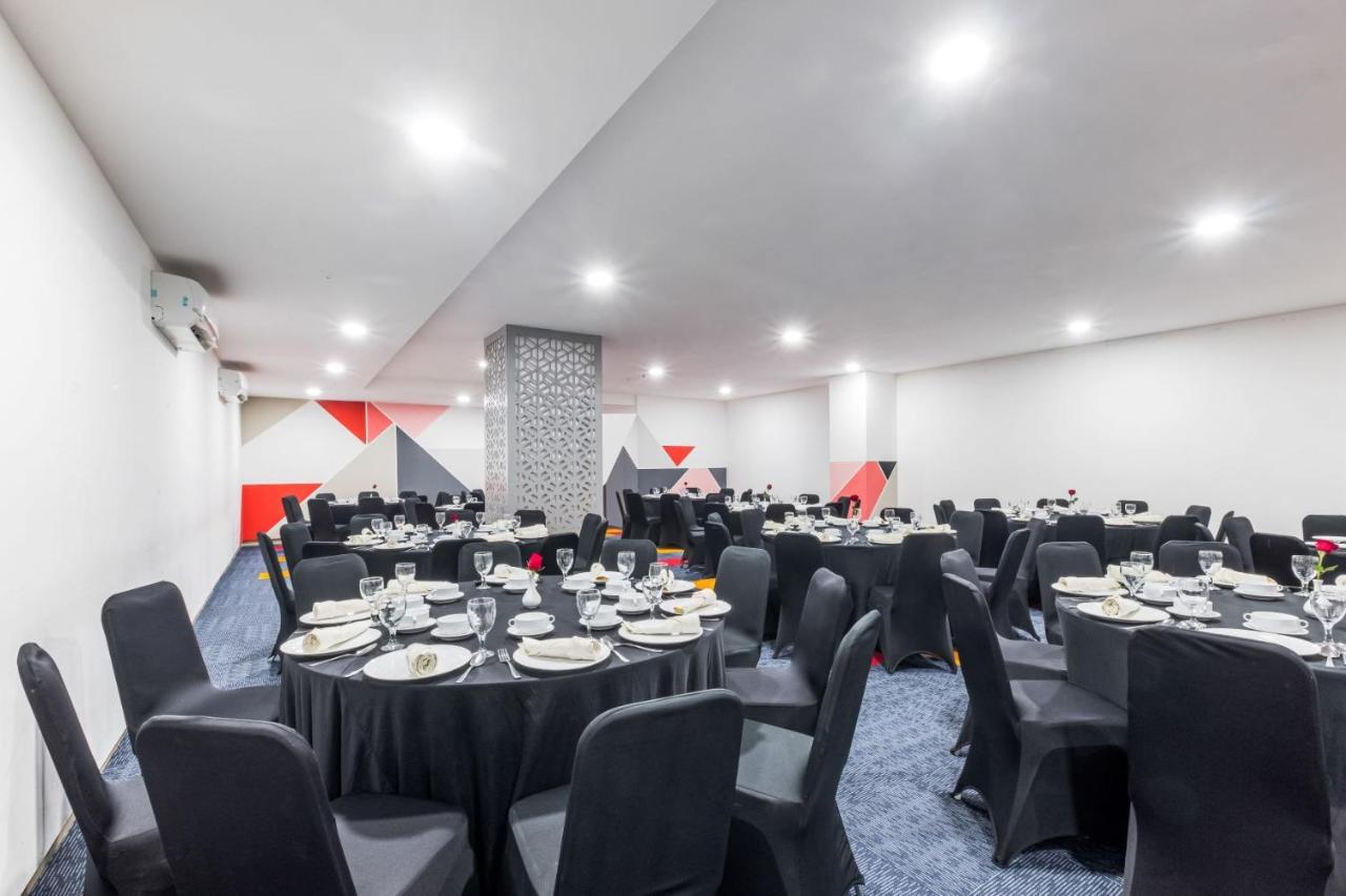 Royal Bay Hotel Makassar Buitenkant foto
